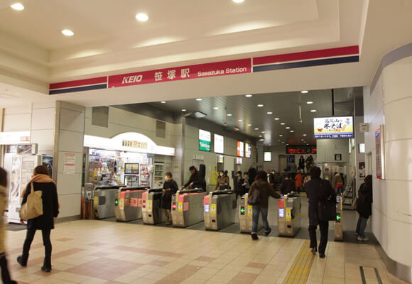 ①笹塚駅改札を出て左へ向かいます。