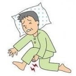 夜に足がつる。