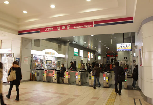 ①笹塚駅改札を出て左へ向かいます。