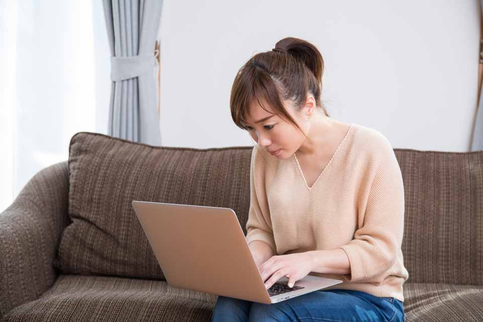 PCを使用する女性