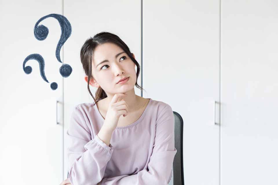 猫背に悩む女性