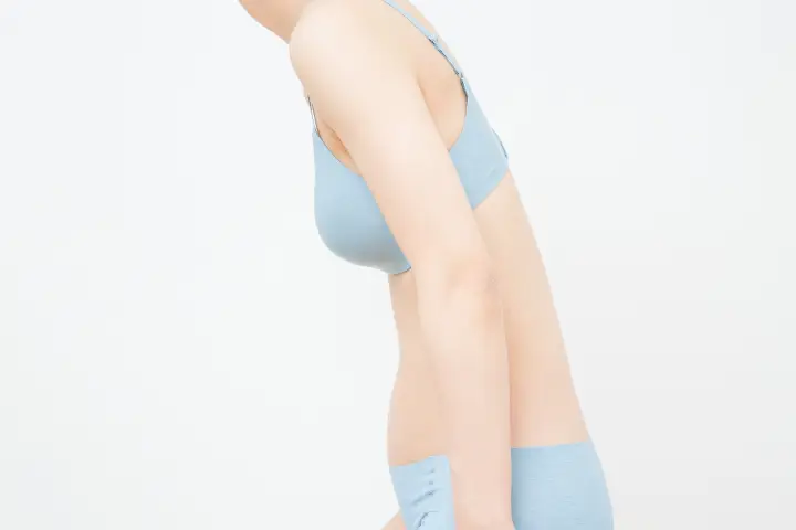 まずは壁で簡単チェック！自分の猫背の状態を知ろう