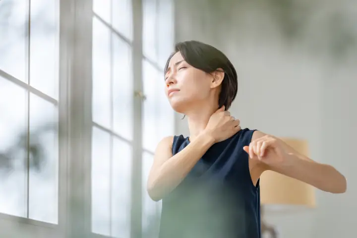 慢性的な肩こりは鍼治療で改善できる?期待できる効果と痛みの原因