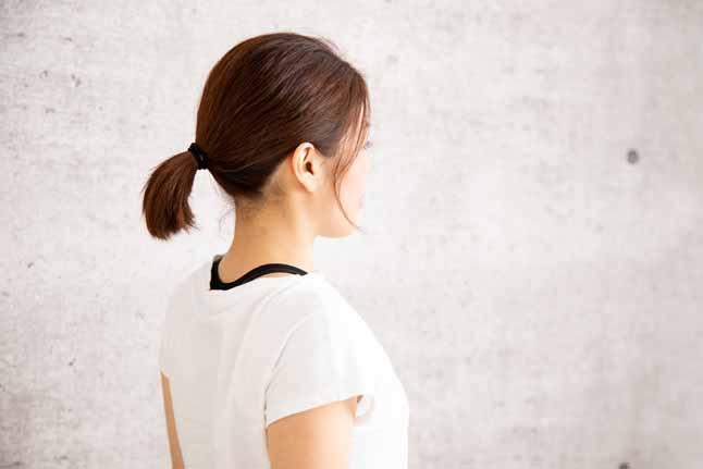 姿勢を正す女性
